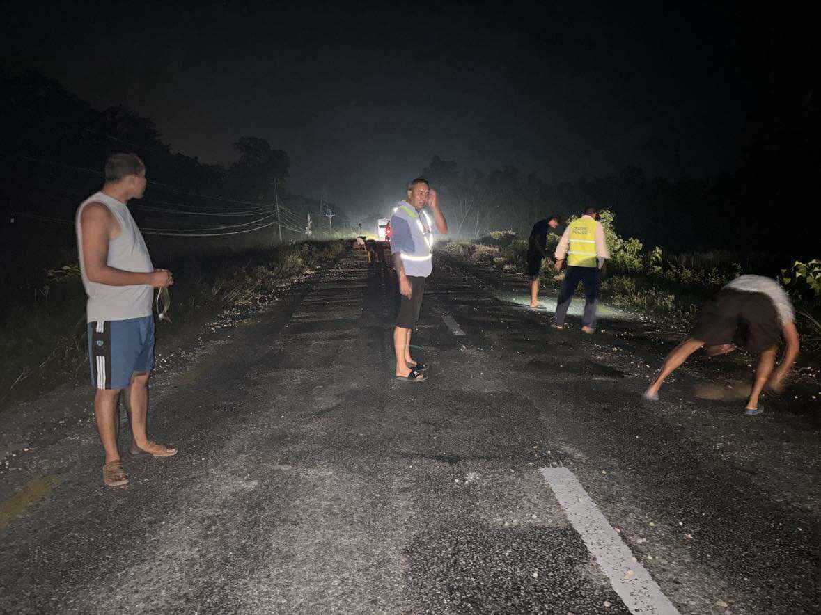 टिपरको लापरवाहीका कारण सडकमा गिट्टी, बारा ट्राफिक प्रमुख केसीको टोलीले गरे सडक सफाई