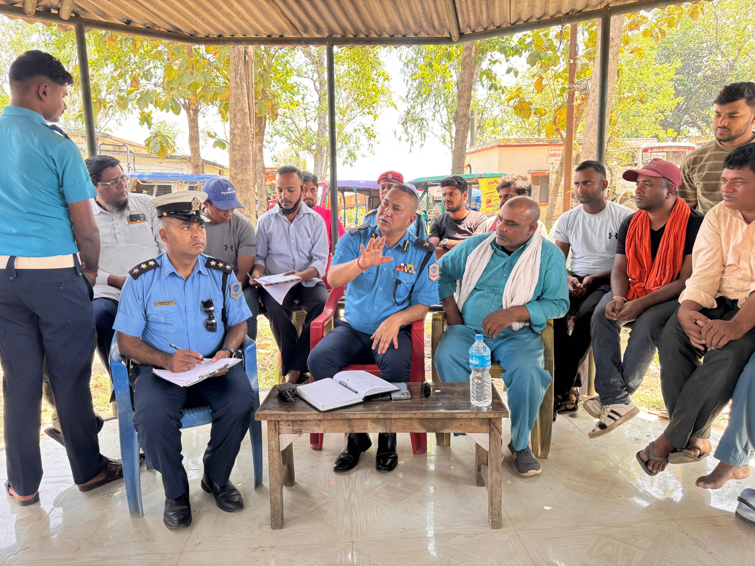 सवारी दुर्घटना न्यूनीकरण अभियान सञ्चालन गर्दै बारा ट्राफिक प्रहरी